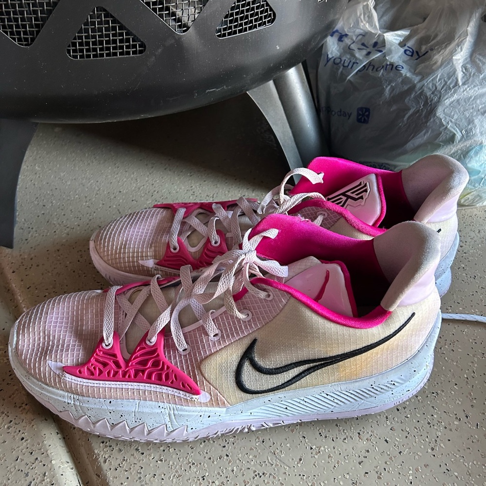Nike MENS Kyrie Low 4 Pink/White basketball Sneakers. Rare size 17